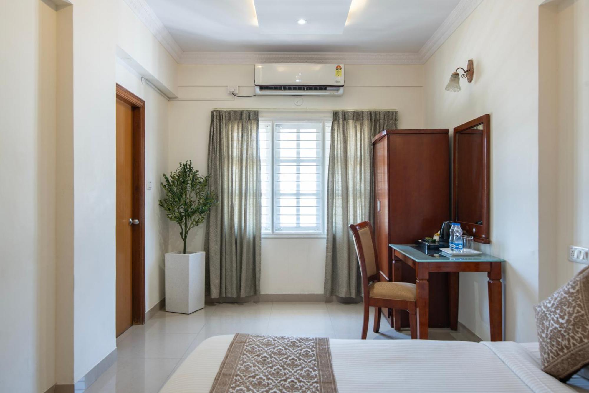 Hyde Park Hotel Bangalore Exterior foto